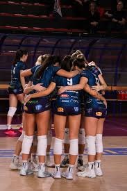 利兹联角球机会被曼联打出反击，乌加特与多尔古连续传递推进，但乌拉圭人在主队禁区边缘失去平衡未能命中目标。 运气欠佳。 53分钟 ｜ ⚪️ 0-0 🔴 ｜ #MUFC 来源：Stretford Paddock